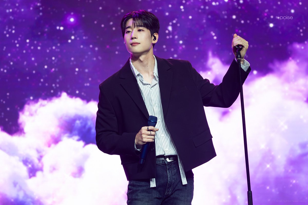 poise_hsw's tweet photo. 260620 MY W∞RLD 2부 ✴ 𝐇𝐐

은하수보다 눈부신 내 W∞RLD의 중심 🌌✨️

#한승우 #HANSEUNGWOO
#우야 #WOOYA #MY_WooRLD 💜 https://t.co/zksQDGmWPF