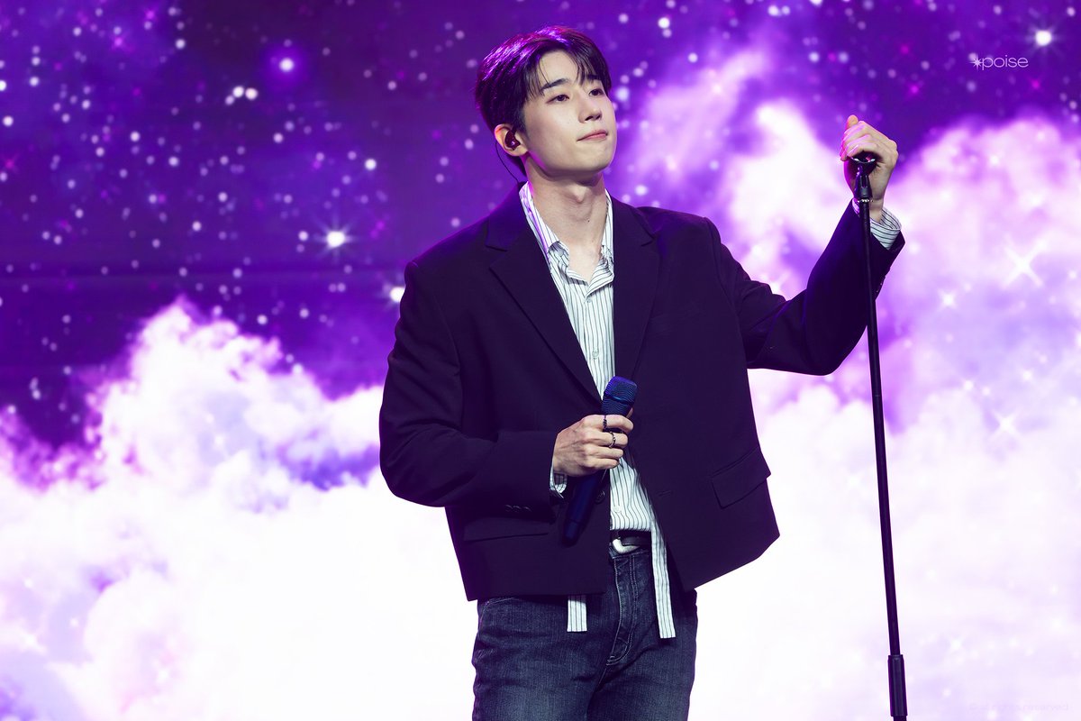 poise_hsw's tweet photo. 260620 MY W∞RLD 2부 ✴ 𝐇𝐐

은하수보다 눈부신 내 W∞RLD의 중심 🌌✨️

#한승우 #HANSEUNGWOO
#우야 #WOOYA #MY_WooRLD 💜 https://t.co/zksQDGmWPF