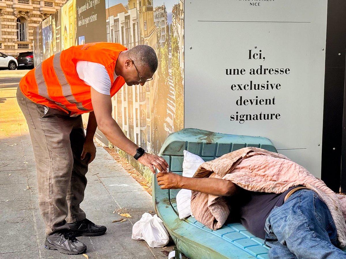 UniSocialfr's tweet photo. Nourriture, mais aussi dialogue sont essentiels pour apporter de l’aide, de l’espoir et un soutien à ceux qui en ont le plus besoin.

Et c'est dans cet objectif, quel que soit le moment de l'année, que l'Unisocial se mobilise, sans relâche, dans les rues de France, chaque mardi. https://t.co/iX0OwD0GOJ