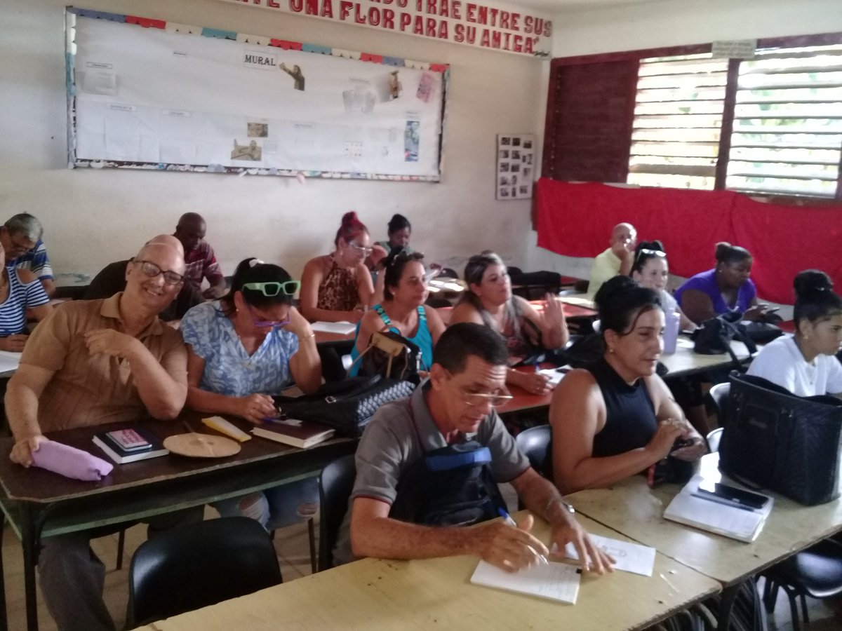 DMEQuiviMayab's tweet photo. El centro de investigaciones Liliana Dimitrova tuvo un espacio importante en el seminario municipal de #EducaciónQuivicán donde explicaron un nuevo proyecto 💡que vincula los huertos escolares de nuestras instituciones educativas con sus proyecciones productivas https://t.co/uBZUjcPyYi