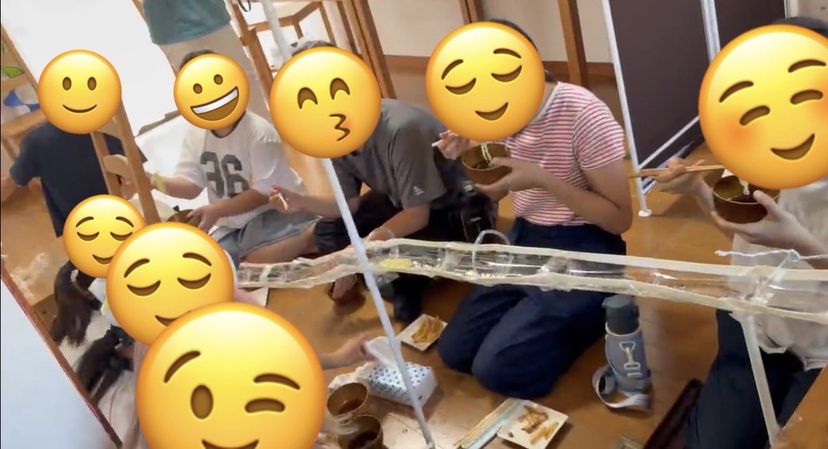 koko_labo's tweet photo. 初めての「流しそうめん」🥢
ペットボトルで試行錯誤する事、2時間💦ようやく出来上がった「流しそうめん装置」✨あれこれ忙しいけれど何とか理想の流しそうめんができたー😝
#フリースクールkokolabo
#子どもの居場所
#ペットボトルで流しそうめん
#そうめんの具について https://t.co/8tK9XPPzNB