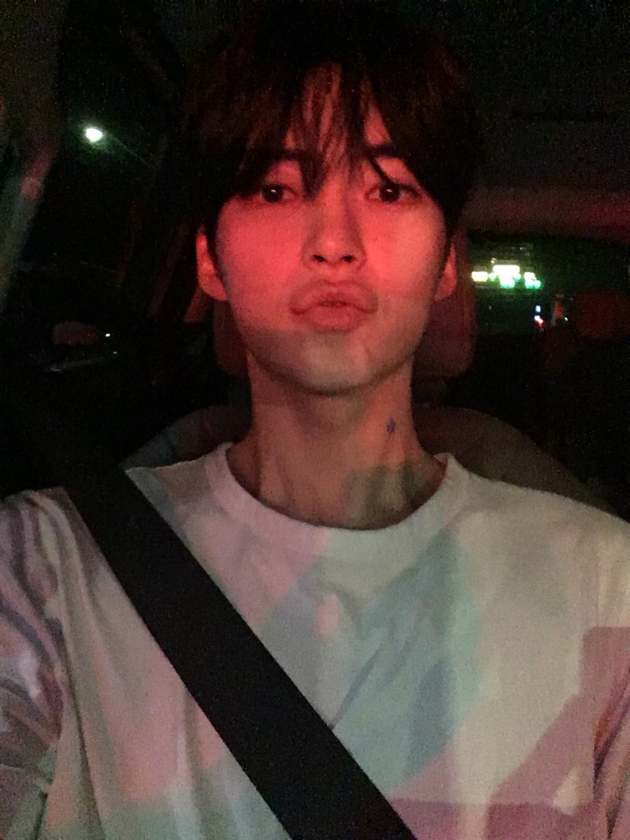 chamessl's tweet photo. 입술밖에 안보임 https://t.co/roqGN5aseO