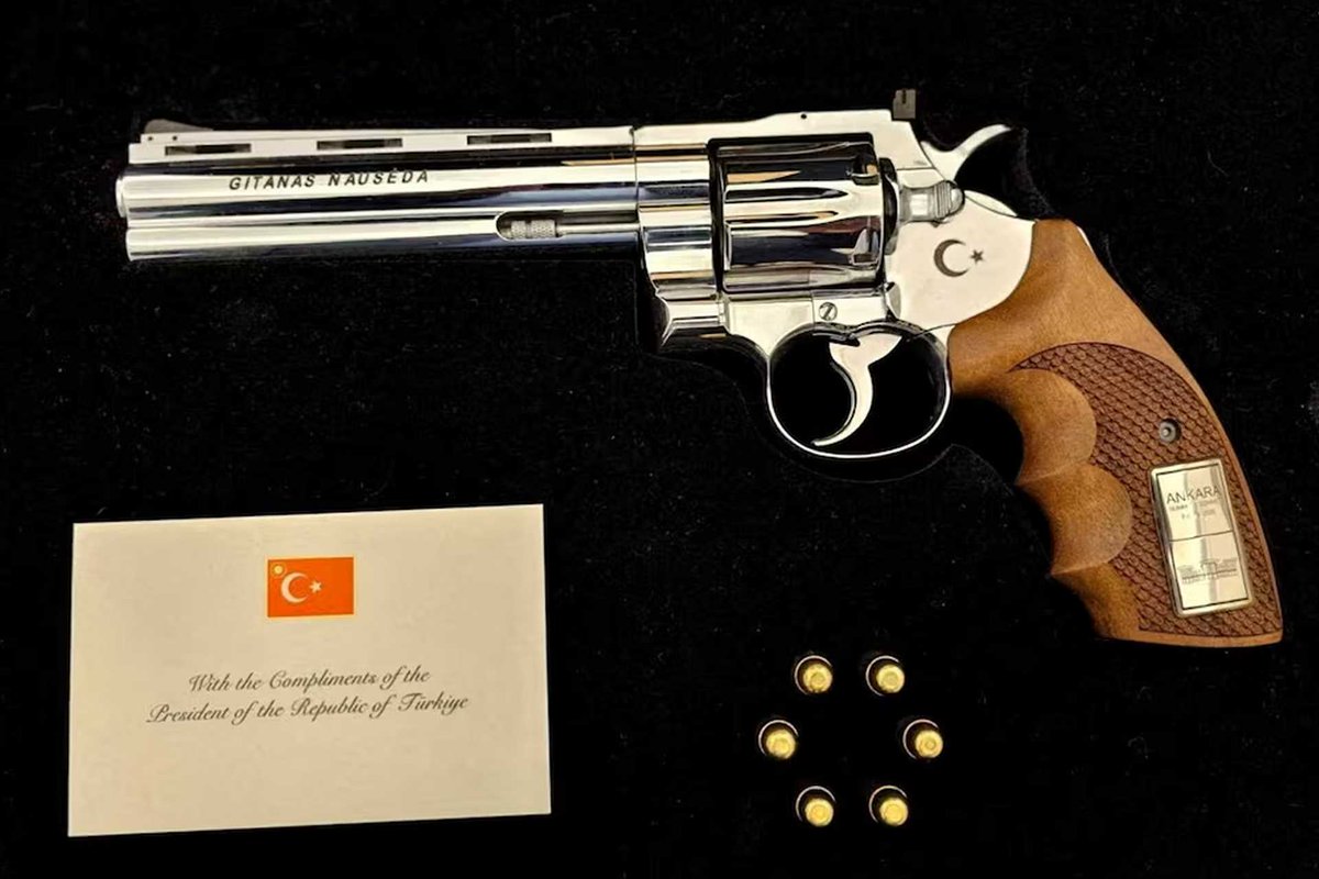 ArmyRecognition's tweet photo. Discover the secrets behind the Turkish Gümüsay .357 Magnum revolver gifted to NATO leaders by Erdogan https://t.co/G4Bgp9UkG0