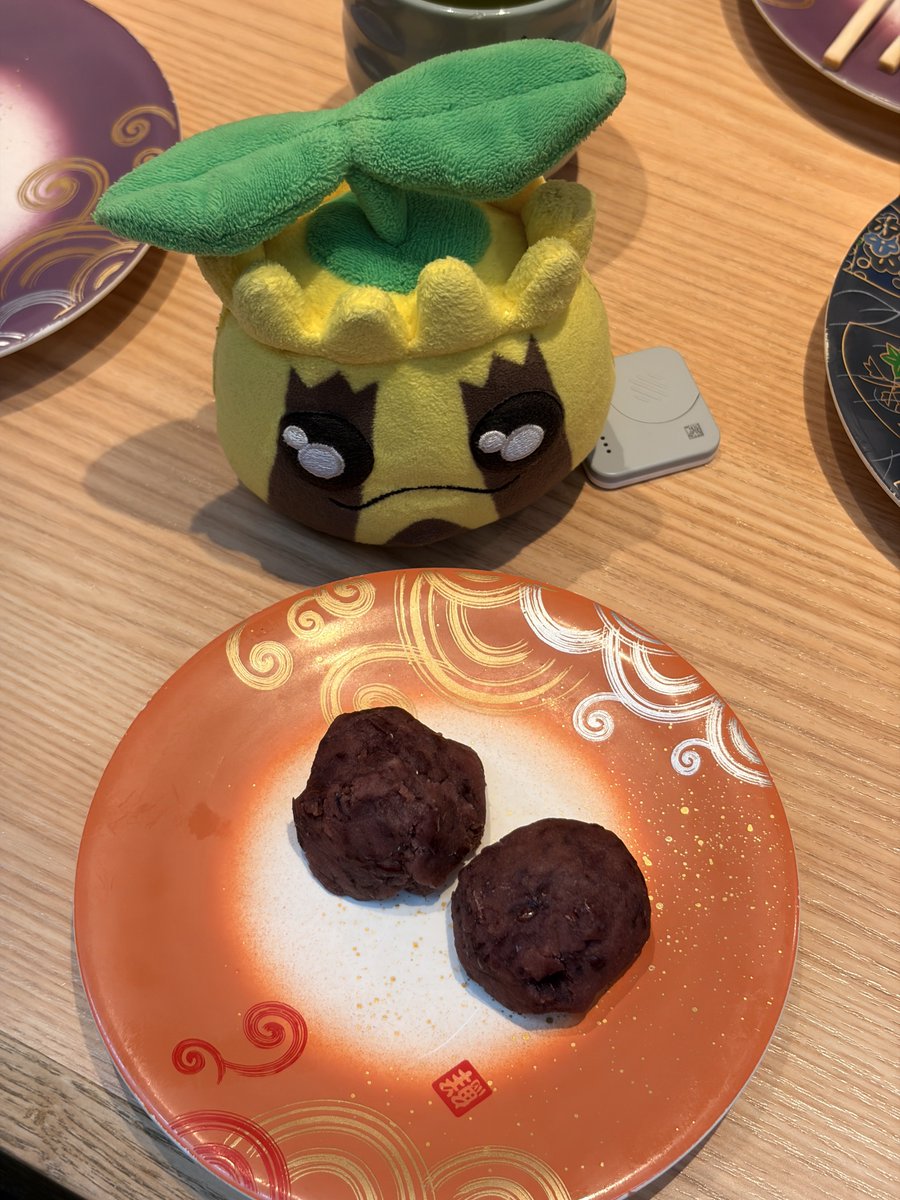 SunkernIsNo191's tweet photo. ひとくちおはぎ2個、ヒマナッツ1匹 https://t.co/FxhOE0KQqs