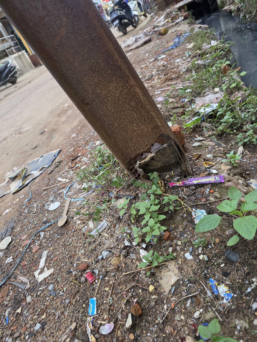 ankitsakti's tweet photo. I front of my house electric pole has been rusted from bottom and pole is erect with support of electric wire only but no work has been done from 4 days @CSPDCLOfficial 
📍hatri hospital road sakti CG 495689
@vishnudsai https://t.co/t6PfpQYSZW