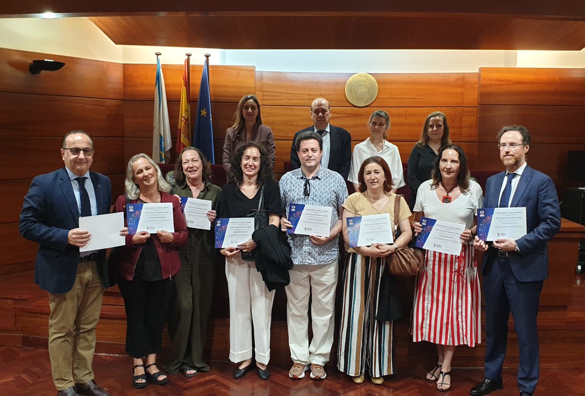 Icacor's tweet photo. ⚖️ Conmemoramos el #DíaDeLaJusticiaGratuita reconociendo la función social del Turno de Oficio. Rendimos homenaje a las abogadas y abogados que cumplen 25 años de servicio ininterrumpido. ¡Gracias por vuestro compromiso y profunda vocación! 🎓👏 👇 https://t.co/fhtjUymsQ4