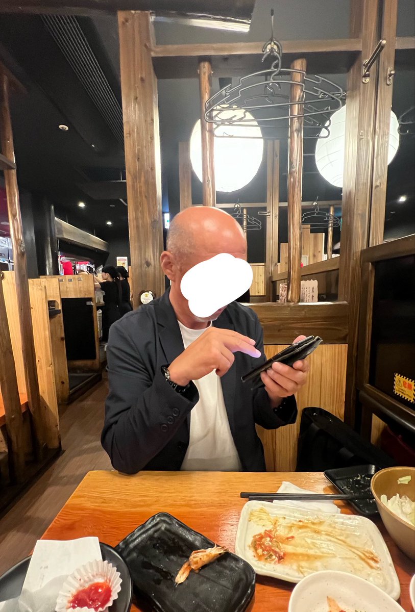 blue_6262B's tweet photo. 地元にないトリキに連れてきて２人で一万超えたけどこれって普通？？？
ほんでどっちが照明？？？ https://t.co/2VPfX9OWCm