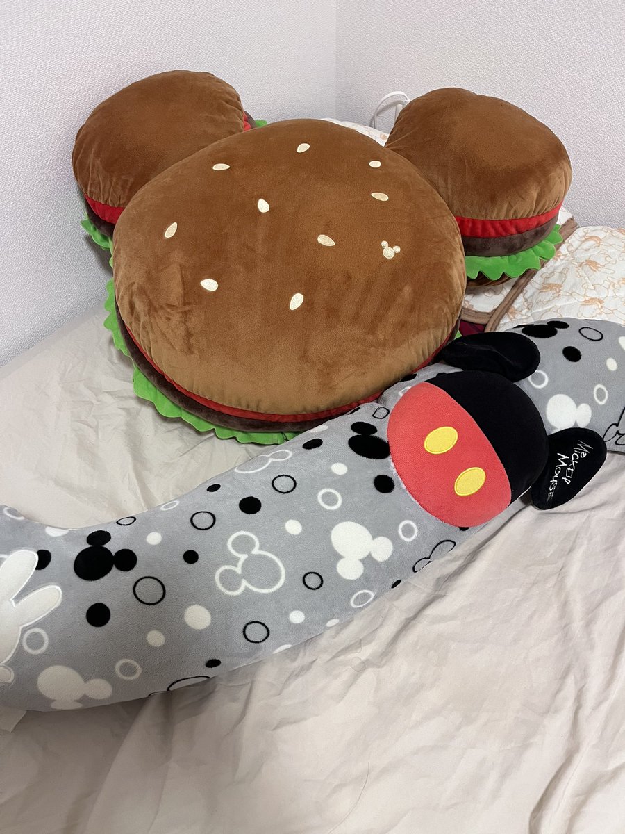 cutjun_NOBU's tweet photo. 自分���のベットに置いたら抱き枕もみっきーだしだし、ハンバーガーもミッキーだし
よくみたら枕カバーもプーさんだしディズニーすぎてめちゃくちゃ良い！ほんとにありがとうございます！ https://t.co/h2JLEaxEXR