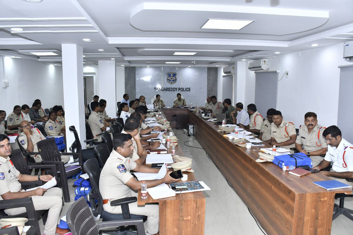 spsangareddy's tweet photo. 🚨 ప్రతి కేసులో నాణ్యమైన దర్యాప్తు వేగంగా పూర్తి చేసి బాధితులకు అండగా నిలవాలి. 

🚔 రోడ్డు ప్రమాదాలు, ఆర్థిక నేరాలు, ఆన్‌లైన్ మోసాలపై ప్రజల్లో విస్తృత అవగాహన కల్పించాలి. 

 నెలవారీ నేర సమీక్షా సమావేశంలో అధికారులకు పలు సూచనలు చేసిన జిల్లా ఎస్పీ పరితోష్ పంకజ్ ఐపిఎస్. https://t.co/BX64BVMadj