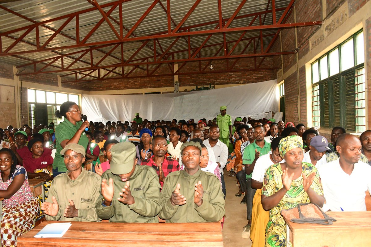 Nyamagabe's tweet photo. Mu "Ishuri ry'Abayobozi" mu Murenge wa #Musange, Umuyobozi w'Akarere, @Niyomwungeri_H asabye by'umwihariko abagize ibyiciro byatowe  kwitabira no gushishikariza abaturage guhinga ahari amazi hose muri iki gihe cy'impeshyi. 1/2 https://t.co/zlhpxcGPSJ