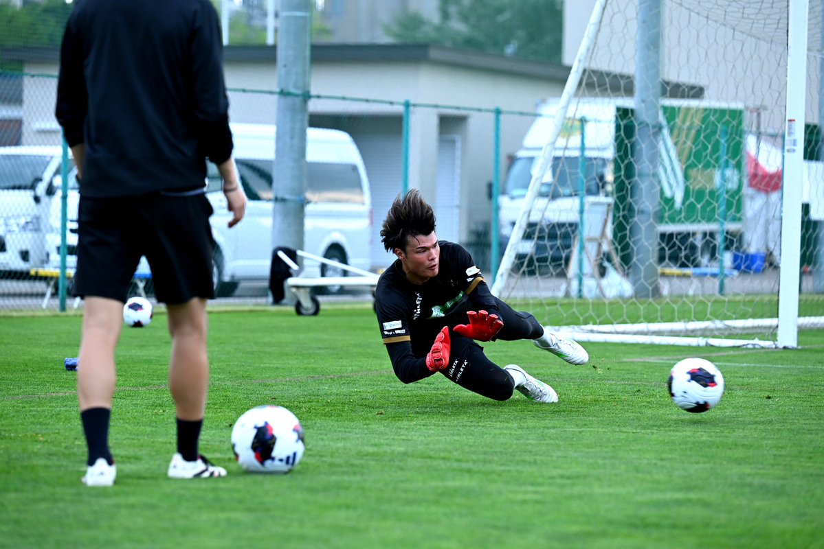 TokyoVerdySTAFF's tweet photo. Team GK 🧤

#北斗市トレーニングキャンプ
#verdy #東京ヴェルディ #東京V https://t.co/FGBECDfb9i