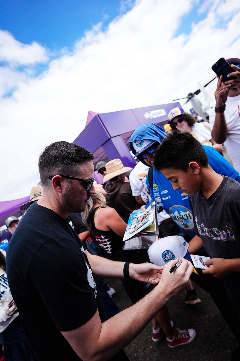 TeamHendrick's tweet photo. Get your autographs in Atlanta: 

@chaseelliott | Saturday at 2:50 p.m. | No. 9 merch hauler

@Alex_Bowman | Sunday at 3:40 p.m. | 24/48/JRM merch hauler https://t.co/9NJeH0Nmzw