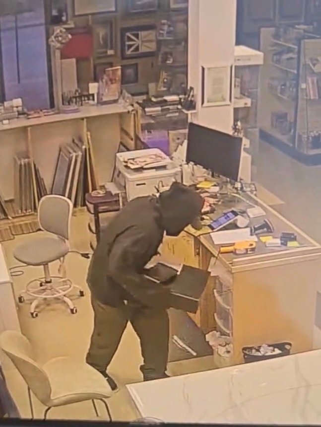 GRCAlberta's tweet photo. #PVA? GRC de #ColdLake recherche des infos. Le 8 juillet, 3h-5h, homme s'est introduit par effraction dans les magasins, Frames N Things & Authentic 1948. Commerces du quartier sont invités à vérifier de vidéosurveillance pour cette plage horaire. Appeler 310-RCMP (7267). https://t.co/MEohyxcs2r