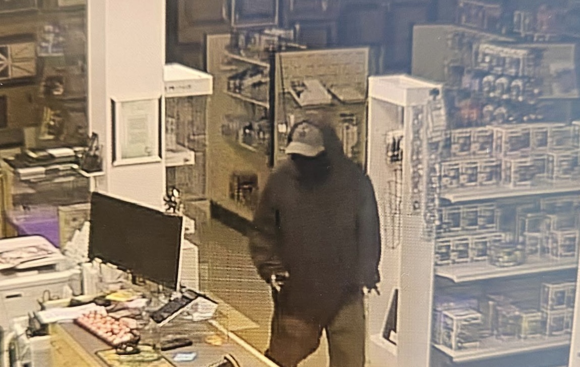 GRCAlberta's tweet photo. #PVA? GRC de #ColdLake recherche des infos. Le 8 juillet, 3h-5h, homme s'est introduit par effraction dans les magasins, Frames N Things & Authentic 1948. Commerces du quartier sont invités à vérifier de vidéosurveillance pour cette plage horaire. Appeler 310-RCMP (7267). https://t.co/MEohyxcs2r