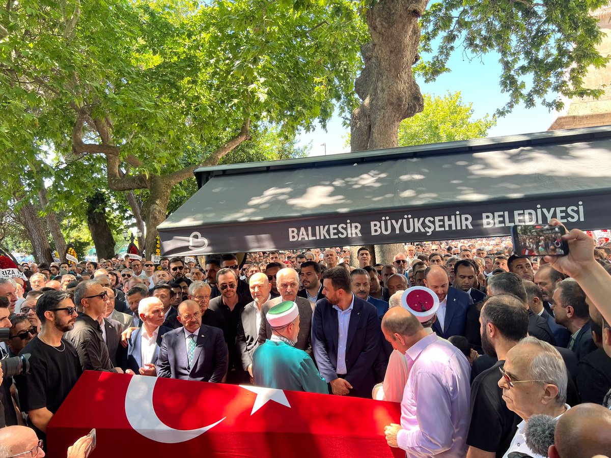 suleymansoylu's tweet photo. 19, 23 ve 24. Dönem Balıkesir Milletvekilimiz, Cemal ağabeyi; hizmetkârı olduğu Bandırma’da, devlet büyüklerimiz, dostları, hemşehrileri ve ailesiyle birlikte, büyüdüğü sokaklarda tekbirlerle Hakk’a uğurladık.

Başımız sağ olsun.

Allah rahmet eylesin. Mekânı cennet, makamı âli olsun.