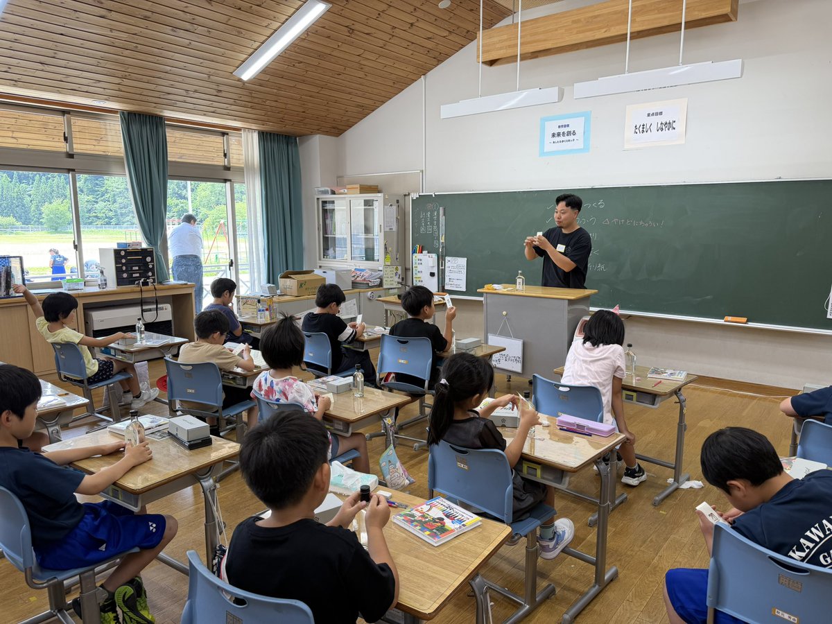 naturadistill's tweet photo. 川内村の子どもたちと一緒に仕込んだ
ハタチジンが、ついに完成しました。

今回使ったのは、子どもたちが収穫したいちごをはじめとする川内村産9種類のボタニカルと、ジンに欠かせないジュニパーベリーを合わせた全10種類。

子どもたちが収穫し、香りに触れながら選んだ植物たちが、一本のジンに。 https://t.co/FAqWoZG1yz