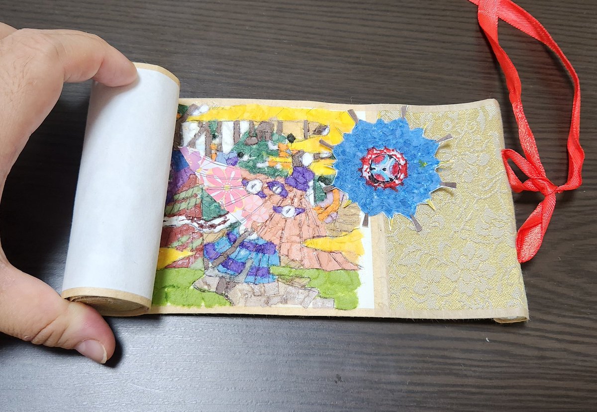 kmnanamu's tweet photo. 1～3章までの扉絵を、巻物と和紙を使ったちぎり絵で再現しました！
オープニングの襖絵の開閉をイメージしながら作りました。
巻物としてコンパクトにもなります。
平面か立体か悩んだのですが、工作の範囲かな？と思い、こちらに投稿させていただきます。
#モノノ怪_FA
#モノノ怪芸術祭2_立体作品部門 https://t.co/k7zuL2aHLf