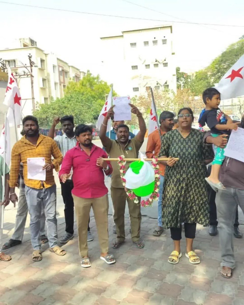 Kokki_Boys's tweet photo. 2026 ஜூன் 29 அன்று மாநகர மேயர், துணை மேயர் மற்றும் 60 கவுன்சிலர்கள் முன்னிலையில் குடிநீர் விநியோகத்தை சூயஸ் நிறுவனத்திற்கு தனியார்மயமாக்குவதற்கு எதிரான தீர்மானம் நிறைவேற்றப்பட்டது.

ஆனால் இன்று தவெக அரசு, மாநகராட்சி ஆணையரின் ஒப்புதலை மட்டுமே வைத்துக்கொண்டு, தலைமைச் செயலகத்தில் இருந்து 4135 கோடி மதிப்புள்ள விநியோக ஒப்பந்தத்தை "சூயஸ் நிறுவனத்திற்கு" வழங்குவதற்கான அரசாணையை வெளியிட்டுள்ளது.

இதனை வன்மையாக கண்டிக்கிறோம். இது முழுக்க முழுக்க மக்கள் நலனுக்கு எதிரானது மற்றும் உள்ளாட்சி அமைப்பின் தேர்ந்தெடுக்கப்பட்ட மக்கள் பிரதிநிதிகளை அவமதிக்கும் செயலாகும்.

தவெக அரசு இந்த முடிவை திரும்பப் பெற வேண்டும். இல்லையெனில் போராட்டங்கள் தொடரும். - *DYFI சேலம்*

#Dyfi 
#அறிவோம்_தவெக 
#களத்தில்_கம்யூனிஸ்ட்கள்