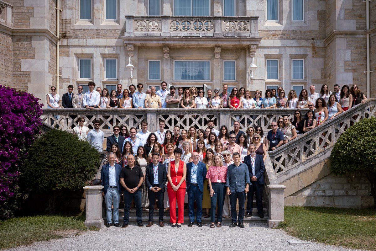 pedro_casares's tweet photo. Seguimos construyendo un país de oportunidades. El Gobierno de @sanchezcastejon crea las primeras becas para preparar oposiciones a la Seguridad Social.

Lo ha anunciado la ministra @SaizElma en la clausura en la @UIMP del curso ‘Seguridad Social, un puente entre generaciones’. https://t.co/aymCWzScBd
