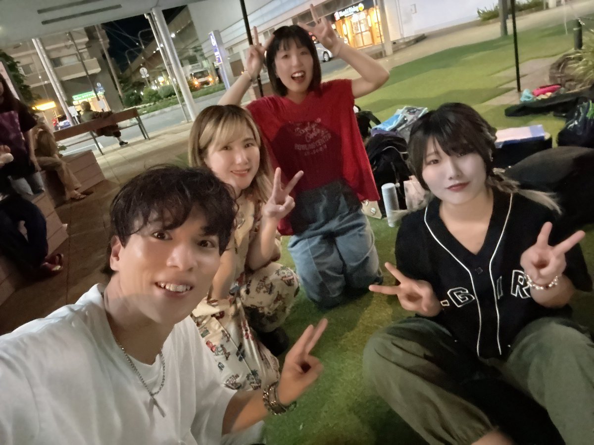 u_feeling's tweet photo. 2nd FRIDAY Night Marche🌉

いい夜✨最初からがむしゃらに！🎤
少し空回りしたけど後半から熱もしっかり帯びてきて気持ちが入りました！

配信も観てくれてありがとう！ 
そして現地ゆーふぃずに大感謝です！
やっぱりステージの上が1番自分らしくいれる☺️

お馴染みの共演者様たち✨明日もやるで🔥 https://t.co/VldqwKzq5P