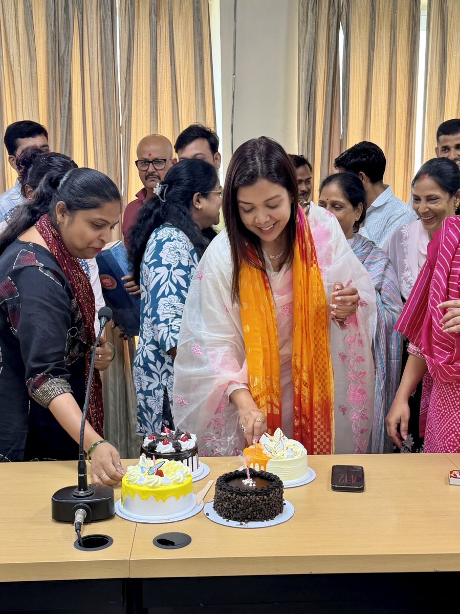 dpriyankamaurya's tweet photo. आज लखनऊ स्थित उत्तर प्रदेश राज्य महिला आयोग मुख्यालय में सभी सम्मानित सहयोगियों के साथ स्नेह, आत्मीयता और शुभकामनाओं के बीच अपना जन्मदिन मनाने का सौभाग्य प्राप्त हुआ। 🎂🌸

आप सभी के प्रेम, स्नेह, आशीर्वाद और शुभकामनाओं ने इस दिन को मेरे लिए अविस्मरणीय बना दिया। आप सभी का हृदय से धन्यवाद एवं आभार। 🙏

ईश्वर से प्रार्थना है कि मुझे सदैव समाज, विशेषकर महिलाओं की सुरक्षा, सम्मान और न्याय के लिए पूरी निष्ठा एवं समर्पण के साथ कार्य करने की शक्ति प्रदान करें।

आप सभी का स्नेह और विश्वास ही मेरी सबसे बड़ी प्रेरणा है। ❤️

#Birthday #Gratitude #ThankYou #UPMahilaAayog #Lucknow #DrPriyankaMaurya #WomenEmpowerment #MissionShaktiUP