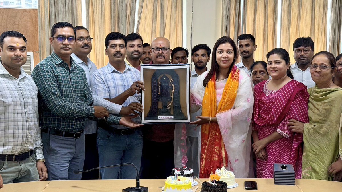 dpriyankamaurya's tweet photo. आज लखनऊ स्थित उत्तर प्रदेश राज्य महिला आयोग मुख्यालय में सभी सम्मानित सहयोगियों के साथ स्नेह, आत्मीयता और शुभकामनाओं के बीच अपना जन्मदिन मनाने का सौभाग्य प्राप्त हुआ। 🎂🌸

आप सभी के प्रेम, स्नेह, आशीर्वाद और शुभकामनाओं ने इस दिन को मेरे लिए अविस्मरणीय बना दिया। आप सभी का हृदय से धन्यवाद एवं आभार। 🙏

ईश्वर से प्रार्थना है कि मुझे सदैव समाज, विशेषकर महिलाओं की सुरक्षा, सम्मान और न्याय के लिए पूरी निष्ठा एवं समर्पण के साथ कार्य करने की शक्ति प्रदान करें।

आप सभी का स्नेह और विश्वास ही मेरी सबसे बड़ी प्रेरणा है। ❤️

#Birthday #Gratitude #ThankYou #UPMahilaAayog #Lucknow #DrPriyankaMaurya #WomenEmpowerment #MissionShaktiUP