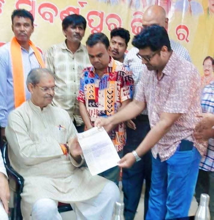 prasant03591483's tweet photo. ବଲାଙ୍ଗିର ପାଟଣା ରାଜ୍ୟର ଇଷ୍ଟଦେବୀ ମାଁ ପାଟଣେଶ୍ୱରୀ ଏବଂ ୪୮ ପାଟ ର ଇଷ୍ଟ ଦେବୀ ମାଁ ପାଟଣେଶ୍ୱରୀ ଦେବୀଙ୍କ ଗମ୍ଭିରା ଘରରେ ପରଭା ଦିର୍ଘ ୫ ବର୍ଷରୁ ଉର୍ଦ୍ଧ୍ୱ ହେବ ପରଭାଟି ଭଗ୍ନ ଅବସ୍ଥାରେ ଅଛି, ଫାଟଫାଟ ଦେବାଳୟ ଓ ଐତିହ୍ୟ ସୁରକ୍ଷା କମିଟି ଉପ-ମୁଖ୍ୟମନ୍ତ୍ରୀ କନକ ବର୍ଦ୍ଧନ ସିଂଦେଓଙ୍କୁ ସାକ୍ଷାତ କରି ମନ୍ଦିରର ବିଭିନ୍ନ ବିଷୟରେ ଆଲୋଚ https://t.co/PzJuABvJnP