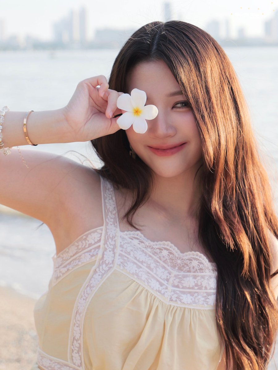 Ginjay_id's tweet photo. Seperti melihat bidadari Turun dari kayangan.

GINNY FRESHY SQUEEZED CORN JUICE
#GinnyXWeiChangLi
#ginnynatnicha 
#ginj https://t.co/ROdAfuAUoN