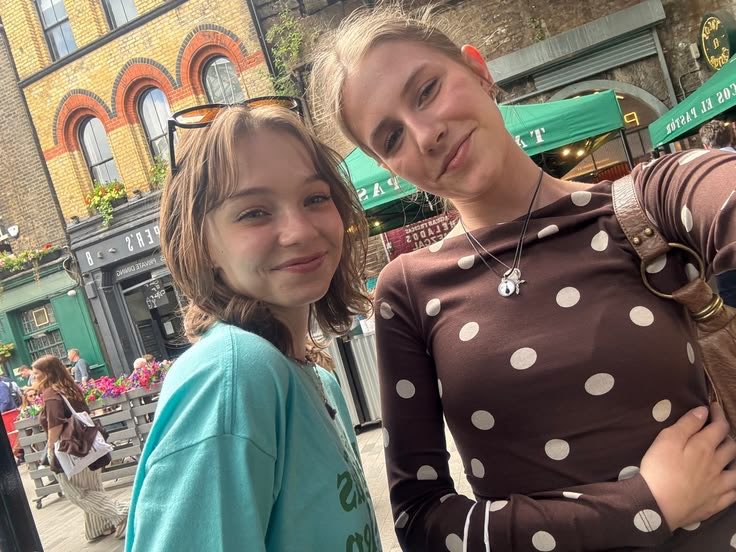 wensadms's tweet photo. Emma with a fan back in May 🤏🏻

Cr. Elisa on Pinterest https://t.co/e9E0WhciAA