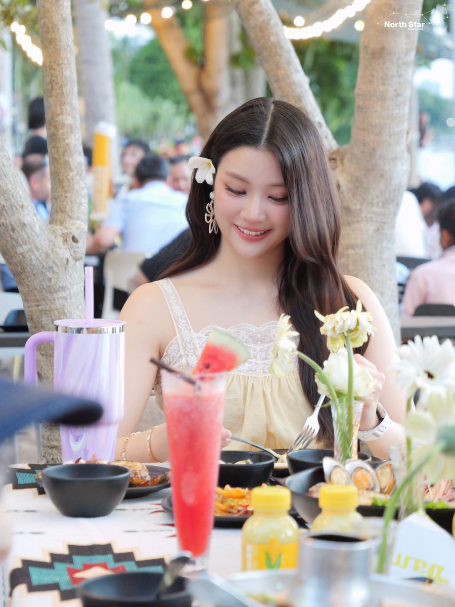 Ginjay_id's tweet photo. Seperti melihat bidadari Turun dari kayangan.

GINNY FRESHY SQUEEZED CORN JUICE
#GinnyXWeiChangLi
#ginnynatnicha 
#ginj https://t.co/ROdAfuAUoN