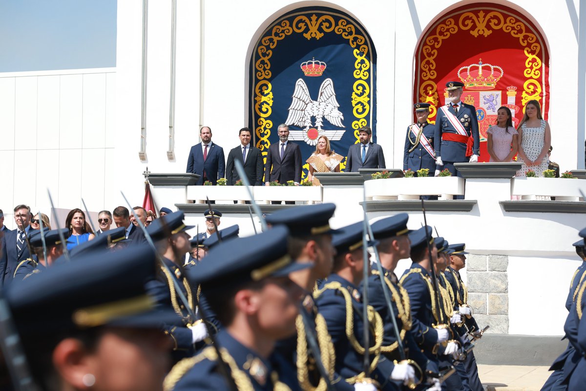 CasaReal's tweet photo. Desfile terrestre y aéreo con motivo de la entrega de los Reales Despachos de Empleo a los nuevos oficiales del Ejército del Aire y del Espacio presidido por los Reyes, acompañados de la Princesa de Asturias y la Infanta Sofía, en la Base Aérea de San Javier (Murcia).

➡️https://t.co/wWaPFDrKI9