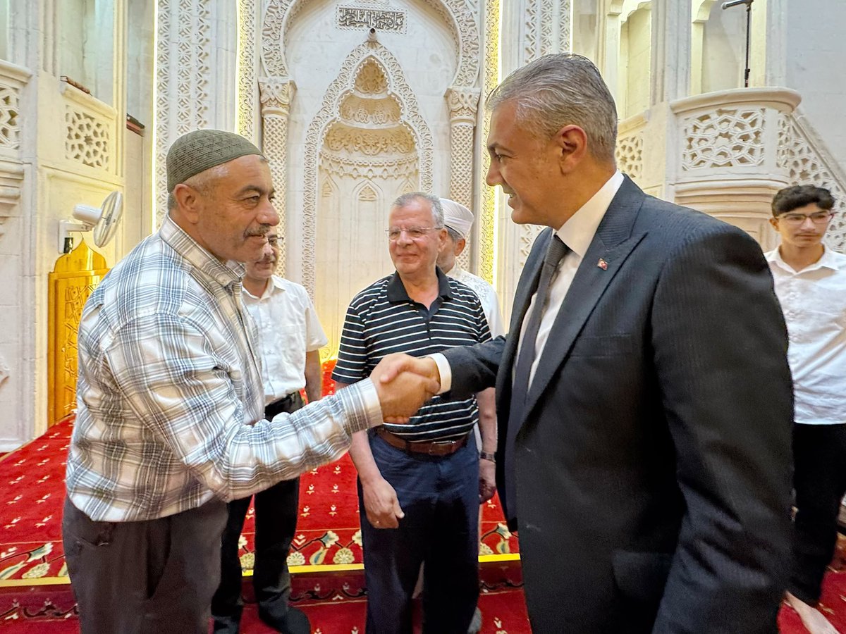 Mardin_Valiligi's tweet photo. 📌 Artuklu | Aziz Şehitlerimiz İçin Mevlid-i Şerif Programı 🇹🇷

➡️ 15 Temmuz Demokrasi ve Millî Birlik Günü ile hain darbe girişiminin 10'uncu yıl dönümü dolayısıyla, Aziz Şehitlerimizin ruhlarına ithafen Mevlid-i Şerif okundu, okunan Hatm-i Şeriflerin duası yapıldı.

➡️ Mardin İl Müftülüğümüz tarafından düzenlenen programa katılan Valimiz Sayın @tuncay_akkoyun , Artuklu Kaymakamı Muhammet Öztabak, Vali Yardımcısı Hasan Kurt, İl Jandarma Komutanı Tuğgeneral Tahsin Saruhan, İl Emniyet Müdürü Recep Tecimer, Mardin Büyükşehir Belediyesi Genel Sekreteri Kemalettin Sakin, siyasi parti temsilcileri, sivil toplum kuruluşlarının yöneticileri ve hemşehrilerimizle birlikte Cuma namazını eda etti.

➡️ Cuma namazının ardından, 15 Temmuz Demokrasi ve Millî Birlik Günü münasebetiyle düzenlenen program kapsamında Valimiz Sayın Tuncay Akkoyun ve protokol üyeleri tarafından hemşehrilerimize aşure ikramında bulunuldu.

➡️ Programın devamında Sayın Valimiz, hemşehrilerimizle bir araya gelerek hasbihal etti, 15 Temmuz Şehitlerimizi rahmet ve minnetle yâd ederek millî birlik ve beraberliğin önemine vurgu yaptı.

Aziz Şehitlerimizi rahmet, minnet ve şükranla yâd ediyor, Kahraman Gazilerimize sağlıklı ve huzurlu ömürler diliyoruz.🇹🇷

#15Temmuz🇹🇷
#ZaferBizim🇹🇷
İrade Bizim Zafer Bizim

@iletisim 
@TC_icisleri