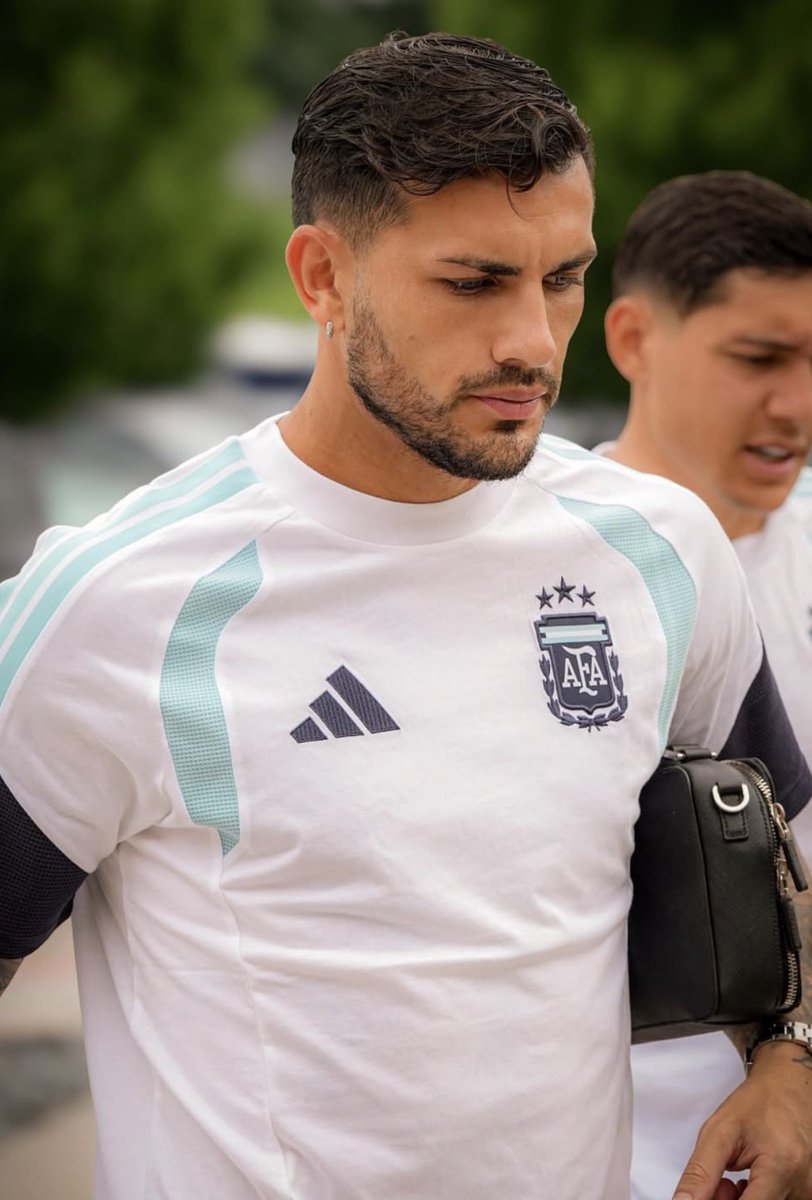 mxltedice's tweet photo. kok bisa ada yang nanya gantengan Paredes apa Dybala https://t.co/9pvHYlyS0g
