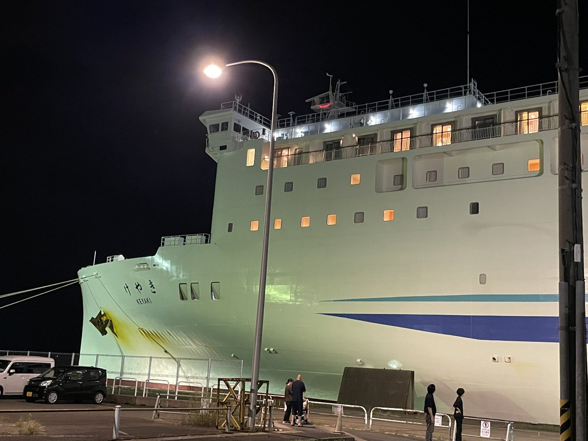 sgth45's tweet photo. 間もなく乗艦‼︎

去年の11月に就役した最新鋭艦『けやき』‼︎

僚艦の『はなます』は就役延期だそう.....
帰りの艦が『はまなす』だったので、ちょっと残念。。。 https://t.co/rkj39xvA2p