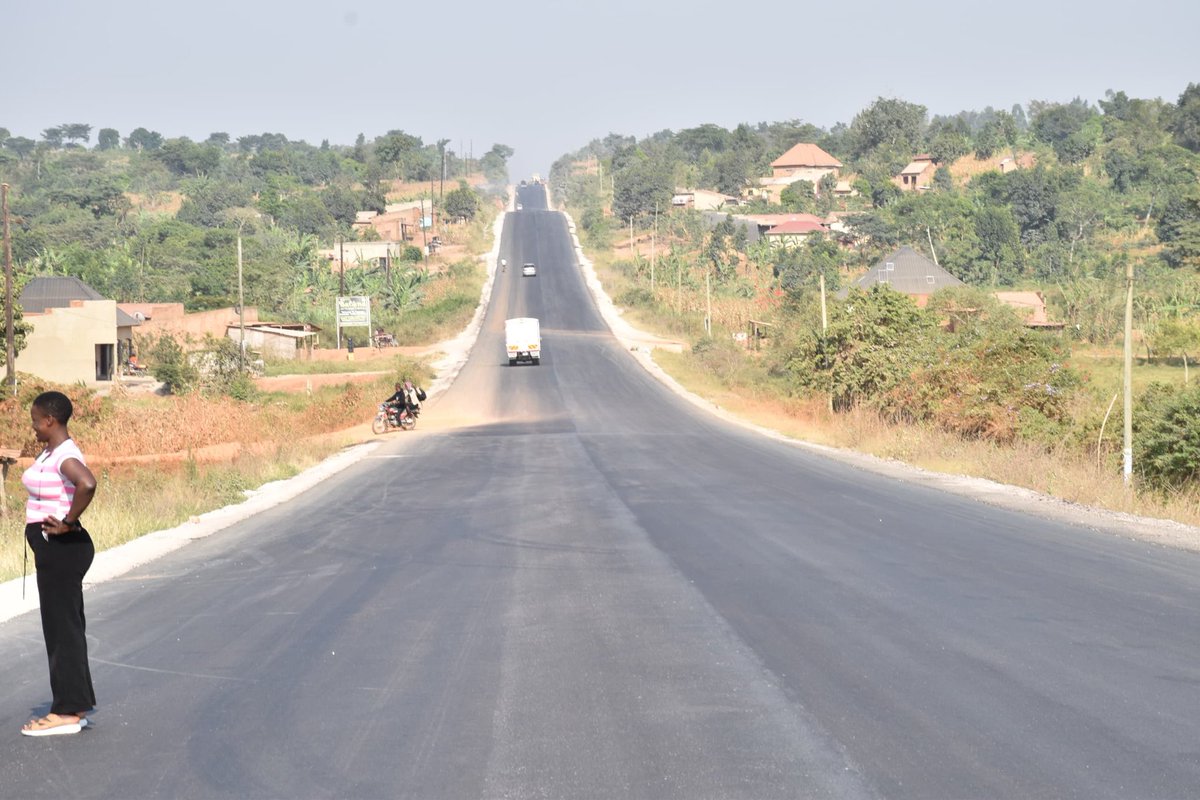 NABUKENYAB58730's tweet photo. Minister of works and Transport Fred Byamukama back to inspect the Mityana-Mubende Road.
Monitoring progress on his earlier directives to speed up works and ease transport for farmers, traders & travelers.
#GoldenPosts
#InfrastructureUG https://t.co/AVf4hcHNER