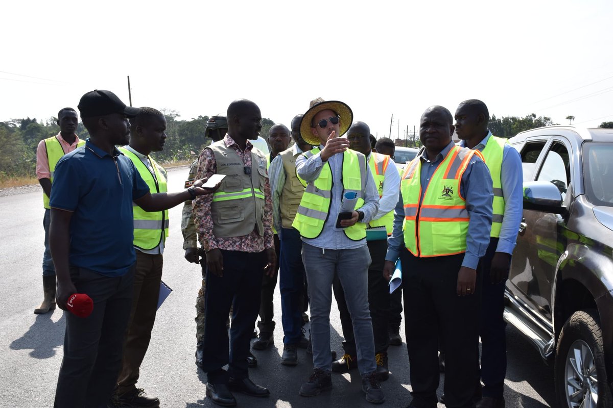 NABUKENYAB58730's tweet photo. Minister of works and Transport Fred Byamukama back to inspect the Mityana-Mubende Road.
Monitoring progress on his earlier directives to speed up works and ease transport for farmers, traders & travelers.
#GoldenPosts
#InfrastructureUG https://t.co/AVf4hcHNER