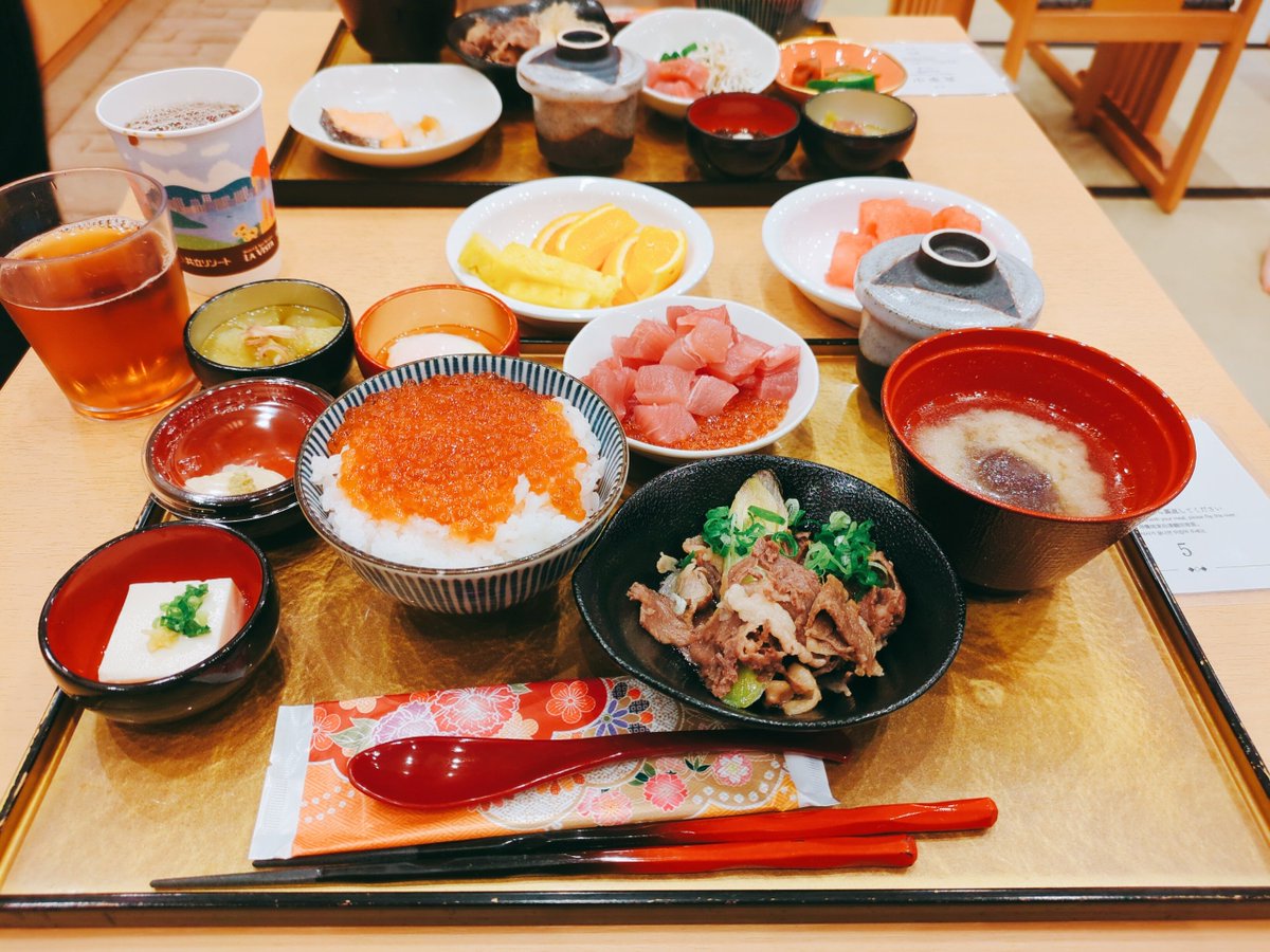 Cafe__NEKO's tweet photo. 2026-07-03-04-05-06.
珍しく夏一泊二日、浅草旅行。
お宿は「凌雲の湯・御宿野乃 浅草」へ。
夜鳴き蕎麦食べて、夜の浅草寺を散歩してきました。七夕近いから、短冊や笹が沢山飾られてて、凄く夏を感じた。
良い夜だったし、楽しかった。
そしてここの朝御飯大好き。
いくら丼最高。スイカ美味しい。 https://t.co/nRBe3xojAE