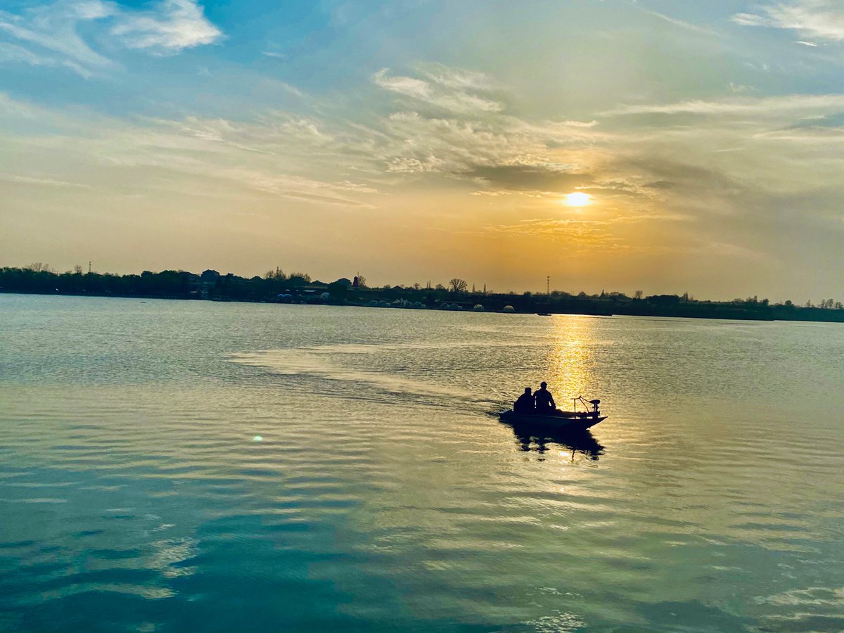 RammsteinBiggi's tweet photo. Come join our campus photography club's sunset shoot this Friday at 6 PM at the campus lake! Capture golden hour vibes, make new friends, and share your works—all skill levels welcome! Tag a friend who loves taking pics! https://t.co/WdHKqb58s6
