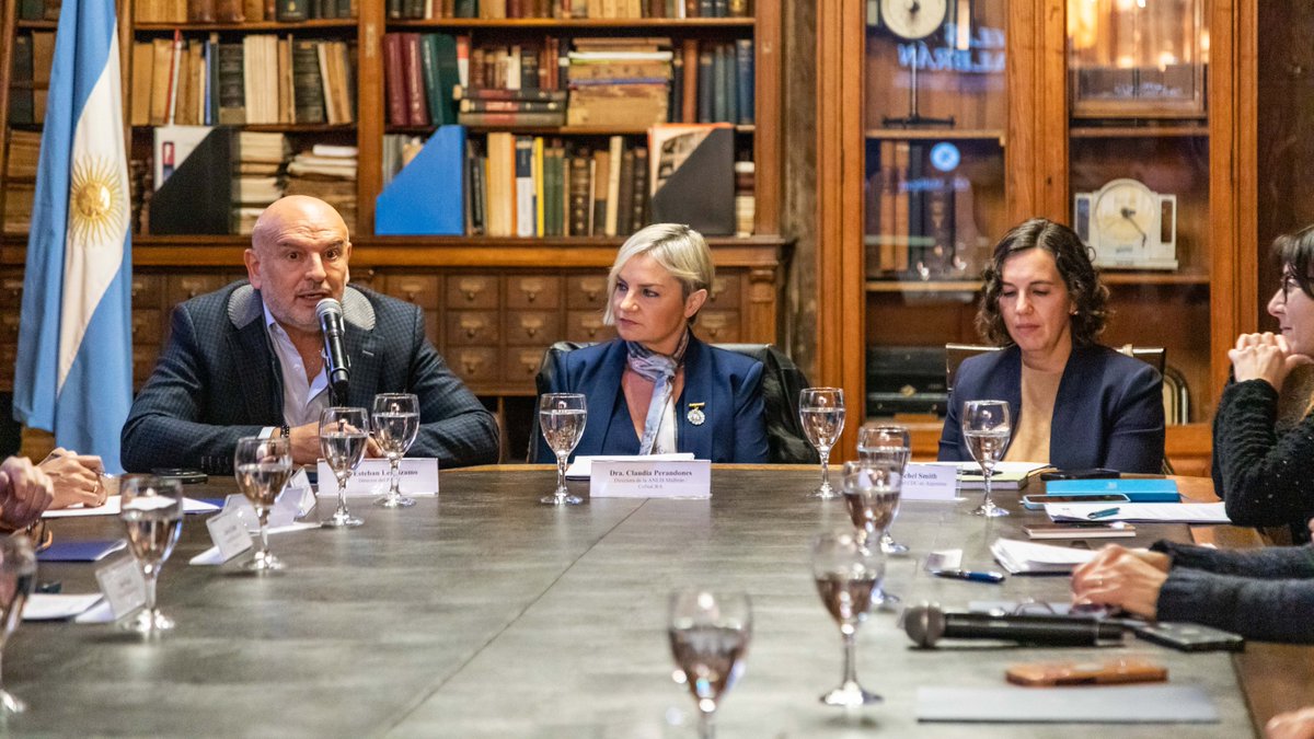 EmbajadaEEUUarg's tweet photo. Fortaleciendo la respuesta federal frente a la resistencia a los antimicrobianos (RAM).

En articulación con el @cdcglobal de EE. UU. y en el marco de la red GAIHN-AR, la ANLIS Malbrán inició capacitaciones clave para los equipos de salud de hospitales estratégicos del PAMI (Milstein, Houssay y PAMI I).

El objetivo es potenciar el diagnóstico temprano y el control de bacterias multirresistentes, sumando herramientas de nivel internacional para cuidar a los pacientes. 🇦🇷🤝🇺🇸