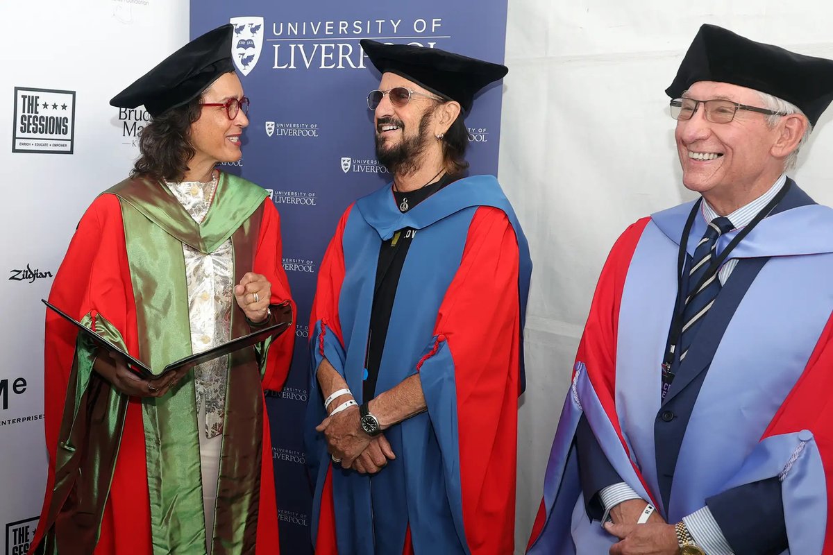 TheBeatleBR's tweet photo. AGORA É DOUTOR RINGO STARR PARA VOCÊ!
Ringo Starr celebrou seu aniversário de 86 anos com um presente bastante especial: ele recebeu o título de Doutor Honorário em Música pela Universidade de Liverpool!
(1/3) https://t.co/WQxNqapzgp