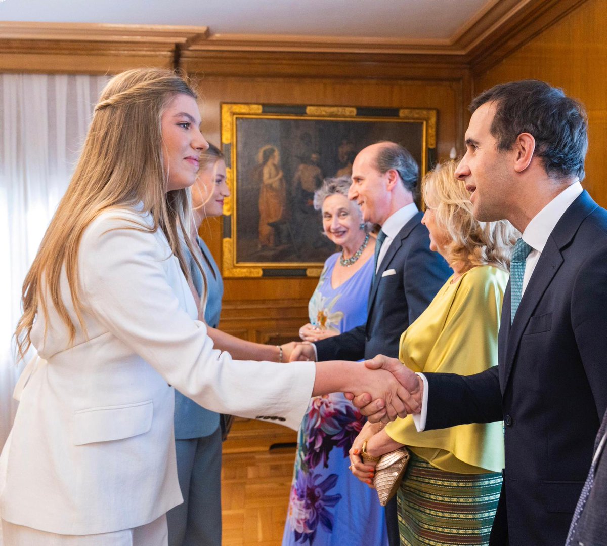 FundacionVarkey's tweet photo. ¡Conocer y reconocer a nuestros grandes docentes! Nuestro Director Regional @Agustinporres  estuvo en Zaragoza 🇪🇸, siendo parte del jurado de “Docentes Referentes”,  impulsado por @FundIbercaja y  la @casareal ¡Gracias a los reyes y a la Inf. Sofía por reconocer a los docentes! https://t.co/dc0DrAHjCV