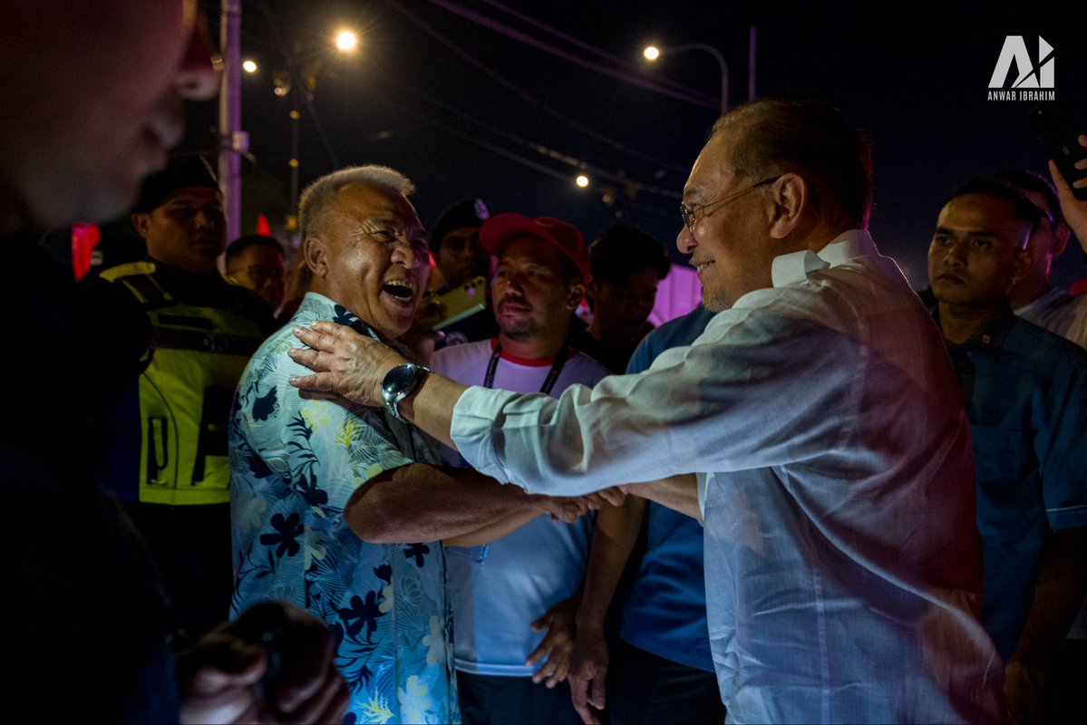anwaribrahim's tweet photo. Bersama warga Dun Layang-Layang malam ini untuk merahkan gelombang perubahan. Rakyat berbilang kaum turun menyatakan pendirian dan dukungan kepada calon Pakatan Harapan saudara Guna Balakrishnan. Saya yakin beliau akan mewakili Dun Layang-Layang dengan sikap kepedulian yang tinggi, Insya-Allah. 

Johor Ke Depan. Undi HARAPAN🔺🚩

#HARAPAN
#MemaknaiHARAPANrakyat
#YakinHARAPAN