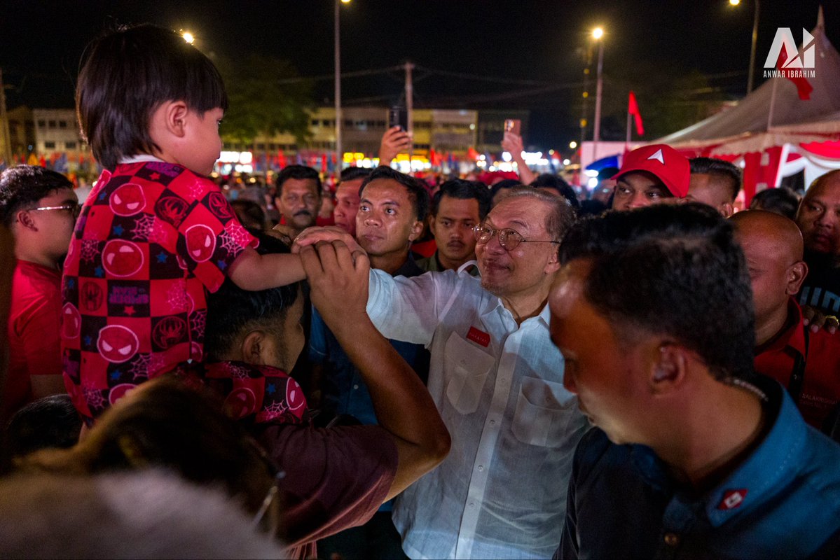 anwaribrahim's tweet photo. Bersama warga Dun Layang-Layang malam ini untuk merahkan gelombang perubahan. Rakyat berbilang kaum turun menyatakan pendirian dan dukungan kepada calon Pakatan Harapan saudara Guna Balakrishnan. Saya yakin beliau akan mewakili Dun Layang-Layang dengan sikap kepedulian yang tinggi, Insya-Allah. 

Johor Ke Depan. Undi HARAPAN🔺🚩

#HARAPAN
#MemaknaiHARAPANrakyat
#YakinHARAPAN