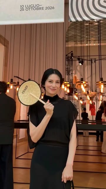 runway_modelnet's tweet photo. イタリア・ローマにて開催された「FENDI 2026-27年秋冬 クチュールコレクション」

日本からのゲスト
 #柴咲コウ

FENDIオリジナルうちわ
パリ同様、ローマも暑かった模様

https://t.co/jgowPc4w1S https://t.co/hqNzdFx3go
