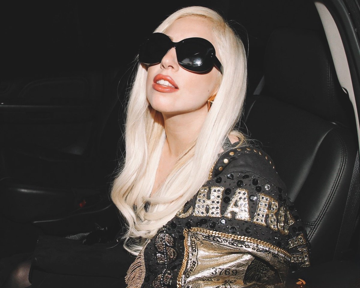 mayhembygaga's tweet photo. On this day 14 years ago, Lady Gaga slays in Versace in Los Angeles ✨ https://t.co/l74GdIqk18