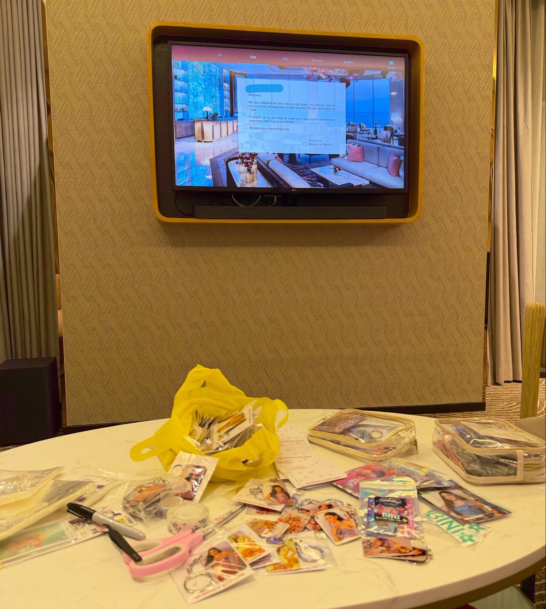 bini_mohyo's tweet photo. Checked in and packing the giveaways! https://t.co/2hpieLBkL6