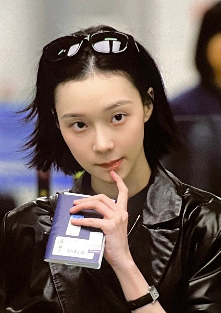 WVNTROS's tweet photo. her handsomeness needs to be studied https://t.co/sqLiWrP7CY