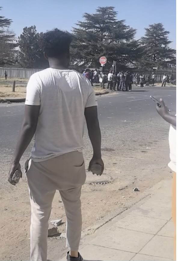 Judaeda3's tweet photo. Stone throwing violence in South Africa between Somalians, Ethiopians, Bangladesh, Pakistan and South Africans . https://t.co/daOLmBKDyd
