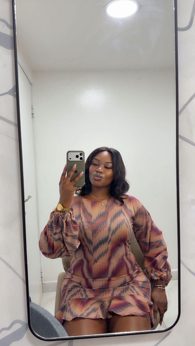 dr_rhookie's tweet photo. I look cute with it right??? 🥰

Miss Contentment stop projecting your silly insecurities on people. 
You want an iPhone like madddd and it’s so obvious. 
You can’t relate because you limited yourself with the mentality that only your vagina can get you an iPhone or not 🤷‍♀️ https://t.co/kBQAOASqmP