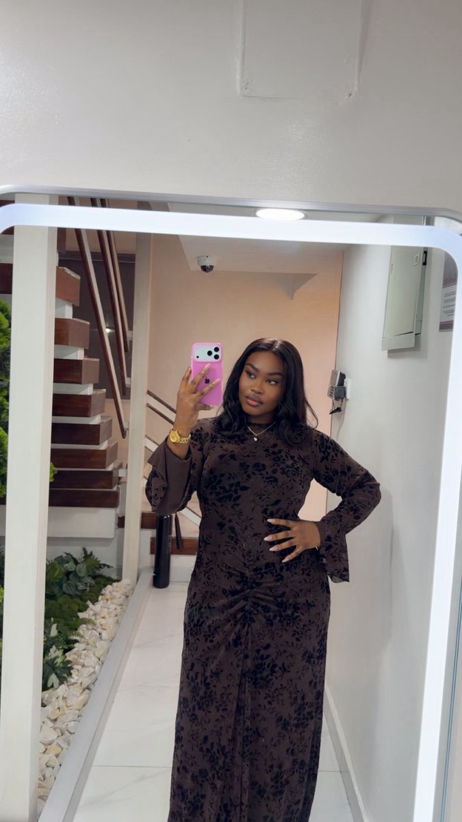 dr_rhookie's tweet photo. I look cute with it right??? 🥰

Miss Contentment stop projecting your silly insecurities on people. 
You want an iPhone like madddd and it’s so obvious. 
You can’t relate because you limited yourself with the mentality that only your vagina can get you an iPhone or not 🤷‍♀️ https://t.co/kBQAOASqmP